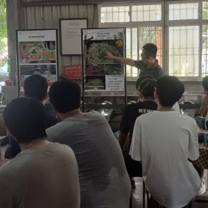 7拜耳公司的人員說明植保機的田間應用現況