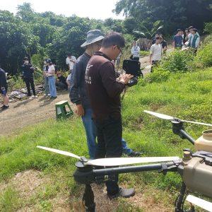 8拜耳公司的人員設定植保機載山區果園的飛行參數